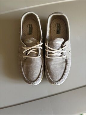 Skechers 7.5 Casual slip on Shoes in Taupe and Cream